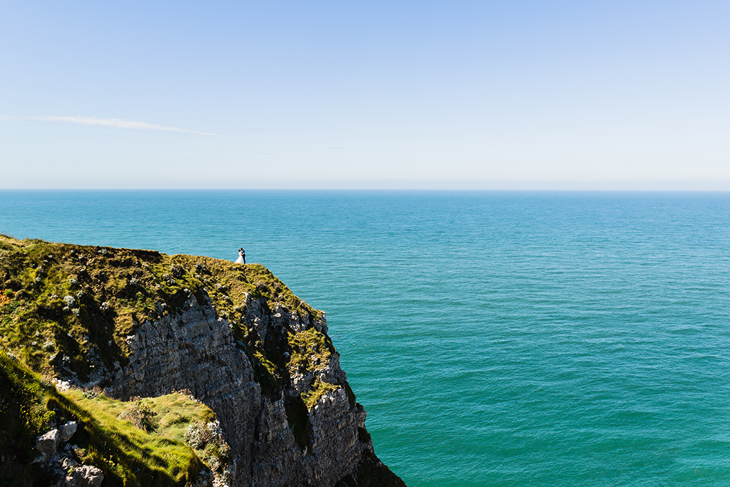 Un couple sur les falaises d'Etretat - Photo artistique de Caroline Vidal