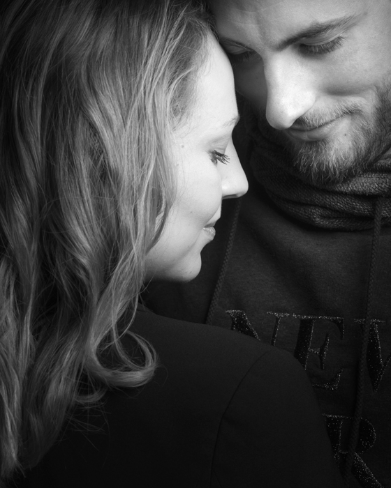 Portrait noir et blanc d'un couple - Image intimiste et artistique.