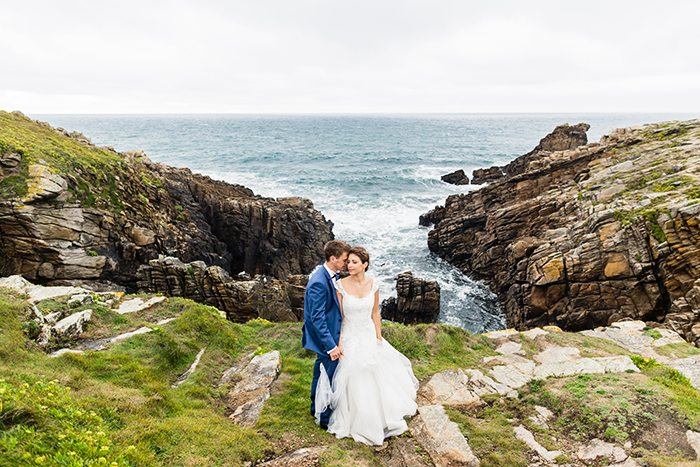 Photo de couple au bord d'une falaise, une image romantique et colorée !