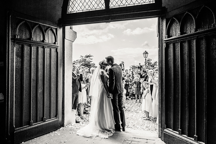 Couple qui sort de l'église, le jour de leur mariage. 