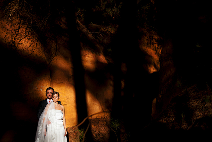 Photographie d'un couple le jour de leur mariage. Une image artistique.