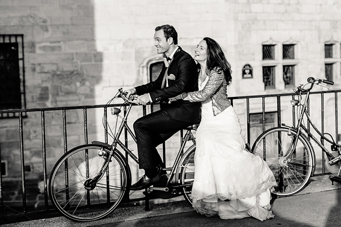 Des mariés à vélo. Une image intemporelle et romantique.