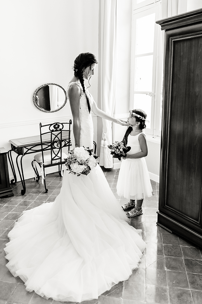 Une mariée et sa file, demoiselle d'honneur. Une image noir et blanc de Caroline Vidal photographe.