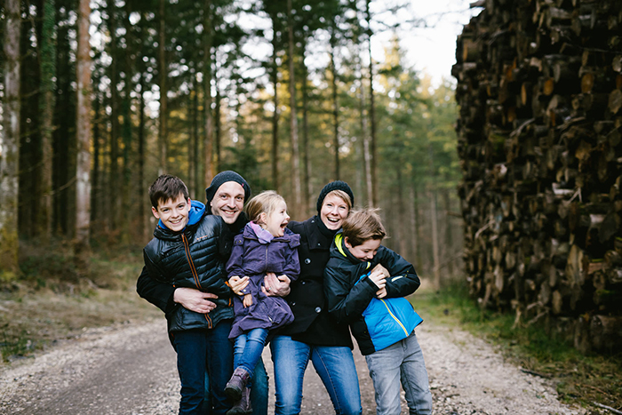 Photographie lifestyle d'une famille avec 3 enfants !