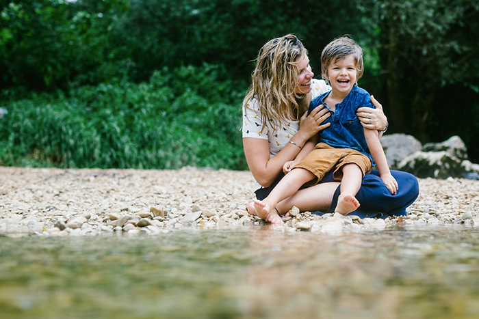 Des rires entre une maman et son enfant.