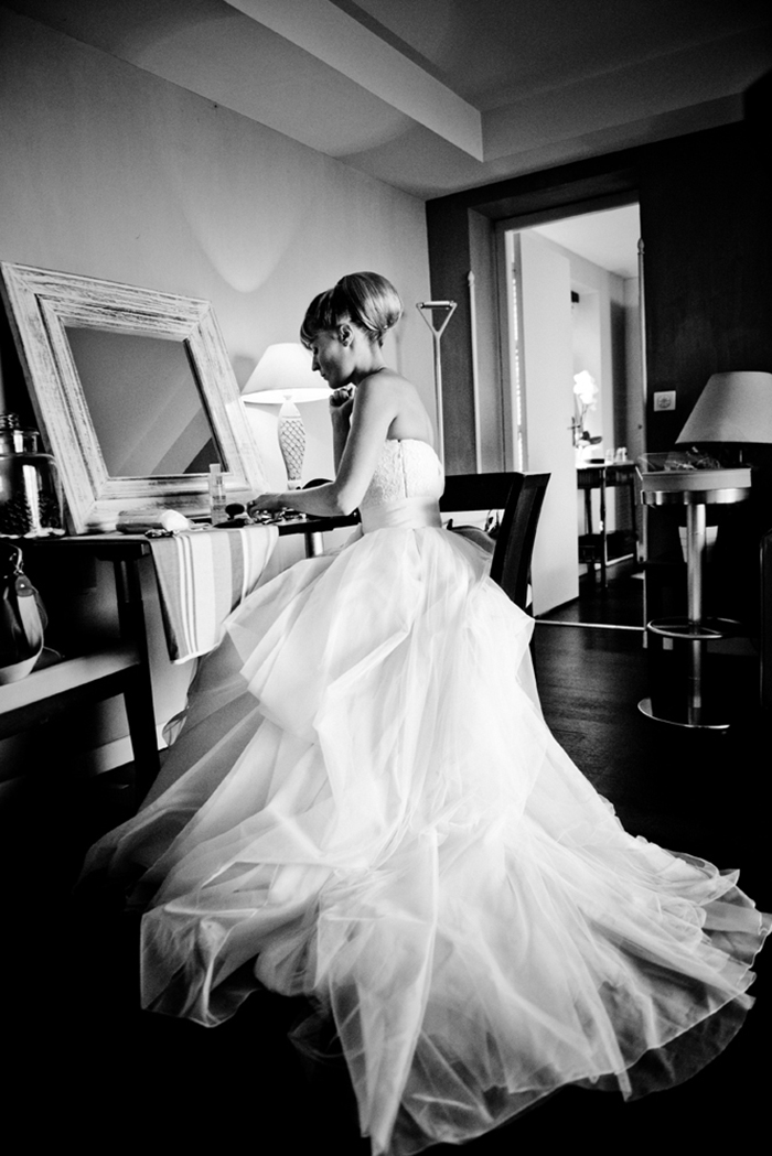 Une mariée au piano. Photographie artistique noir et blanc.