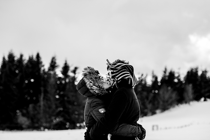 Couple d'amoureux en noir et blanc.