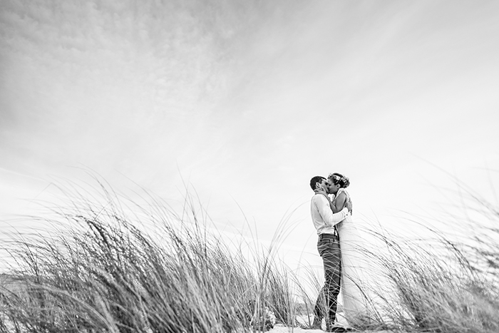 Superbe photo de mariés dans les hautes herbes. Photographie noir et blanc. Ivan Franchet