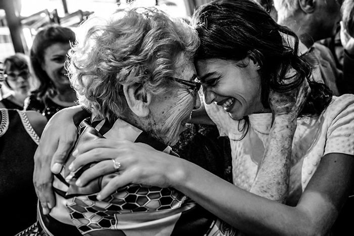 Image noir et blanc d'une mariée et sa mamie à la fête !