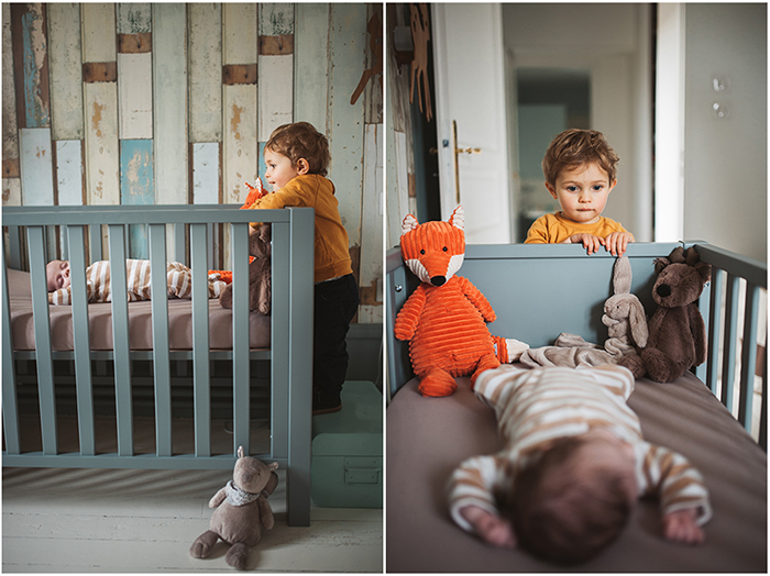 Un enfant observe un bébé endormi dans son berceau - diptyque.