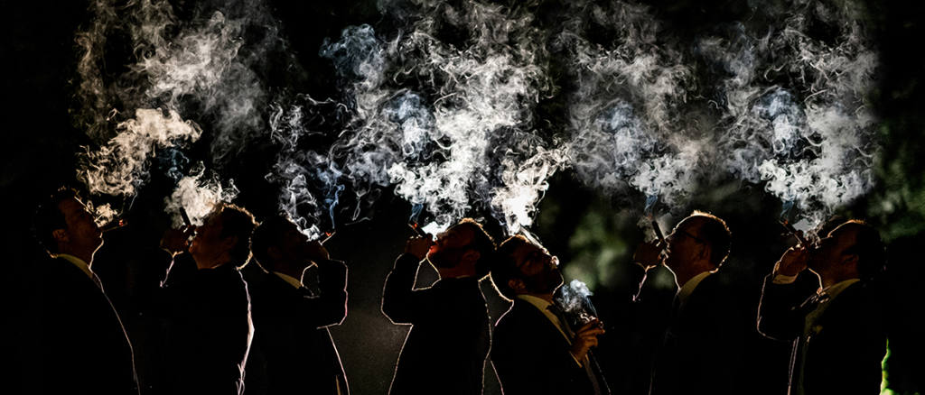 Photo de soirée de mariage. Une image créative et artistique. Jeu de lumière et fumée. Par Ivan Franchet, photographe de mariage à Nantes.