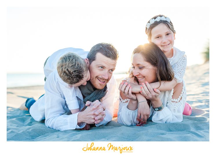 Une famille sur la plage. Une photo douce et colorée.