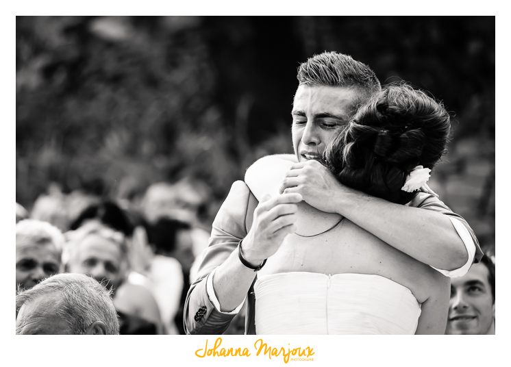 Photo de couple en noir et blanc. Des mariés qui s'enlacent