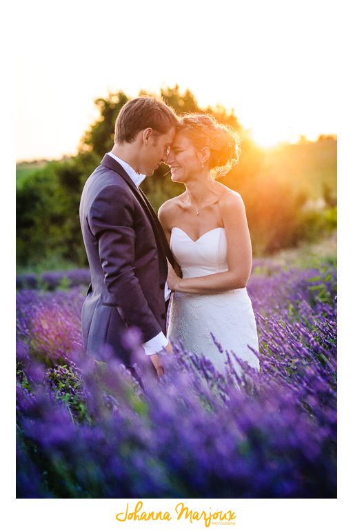 Un couple de mariées dans un champ de lavande. La lumière est douce, c'est golden hour. Johanna Marjoux Photographe à Montpellier