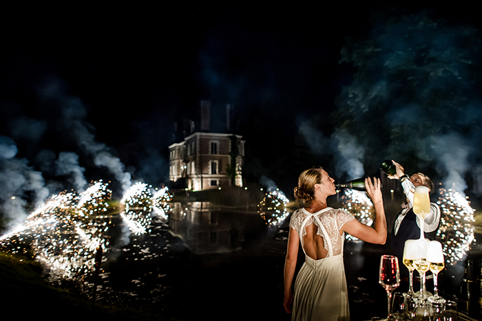 Mariée qui boit le champagne à la bouteille, le jour de son mariage !