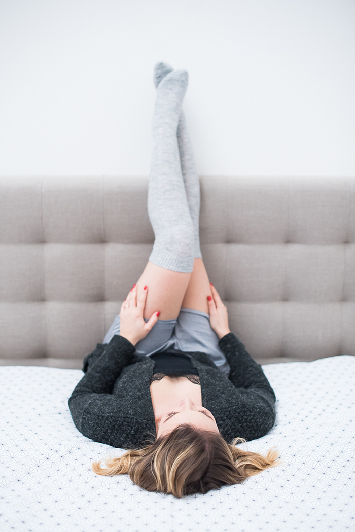 Séance photo glamour et boudoir, à Lille. Avec Aurore et "joli jeu de jambes".