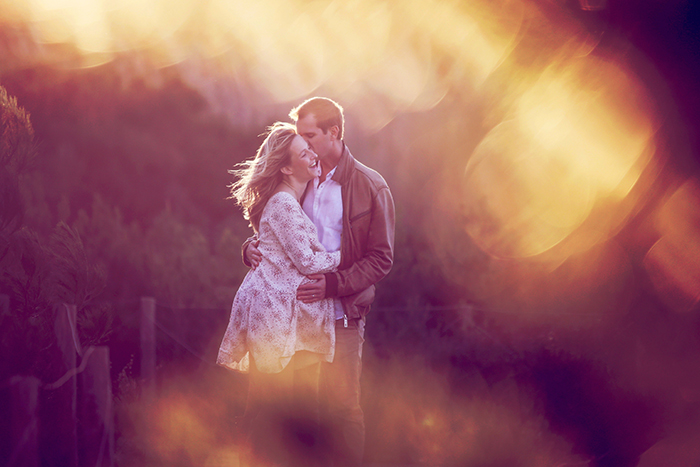 Sublime photo de couple au golden hour. Une image artistique de Audrey Leguen, photographe de famille.