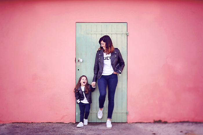 Un jolie photo d'une maman avec sa fille, toutes les deux vêtues de la même façon, en jeans.