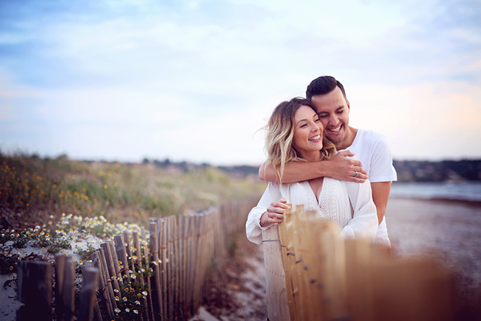 Photo de couple amoureux par Audrey Leguen, photographe dans le Var.