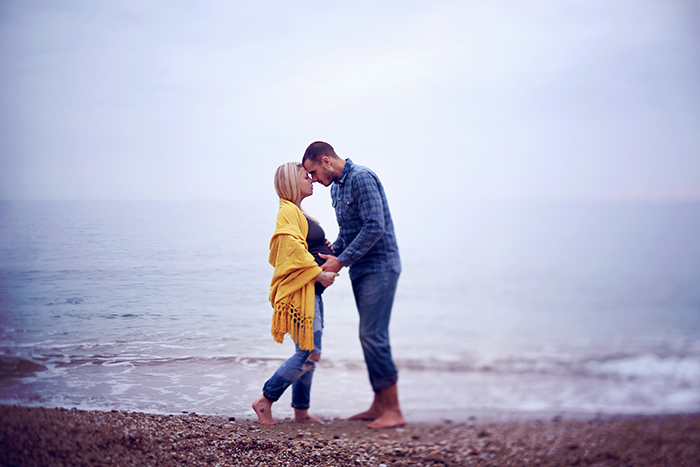 Couple qui s'embrasse, sur la plage. Photographe : Audrey Leguen