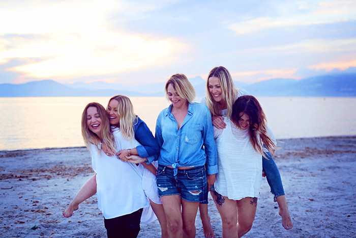 EVJF, photo de jeune filles s'amusant en bord de mer, dans le Var.