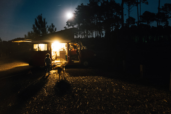 Le van au coucher du soleil. La seule lumière du van donne une dimension fantastique à cette photographie de voyage !