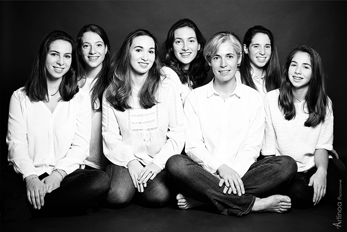 Portrait de famille, une maman et ses 6 filles. Photographie intemporelle en noir et blanc. Séance en studio par Artinoa, photographe à Paris.