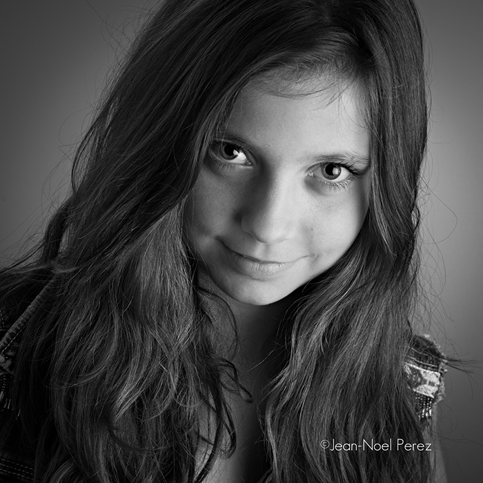 Portrait artistique d'une adolescente en noir et blanc.