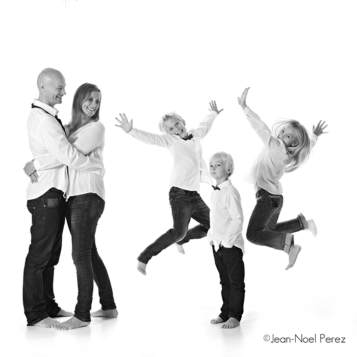 Photo d'une famille heureuse, en noir et blanc.