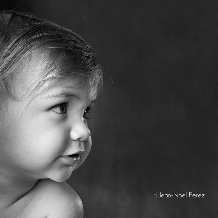 Le profil d'un enfant en noir et blanc.