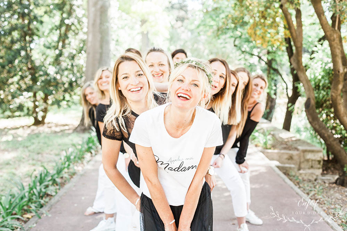 Photo d'une future-mariée entourée de ses amies pour sa journée EVJF