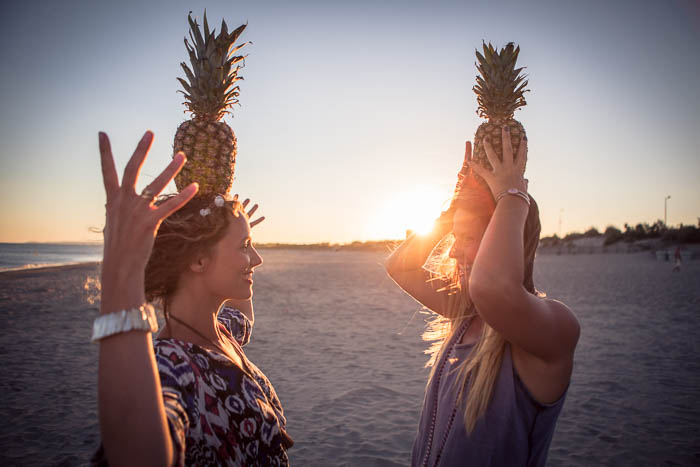 EVJF sur la plage, un groupe de filles s'amusent avec des fruits !