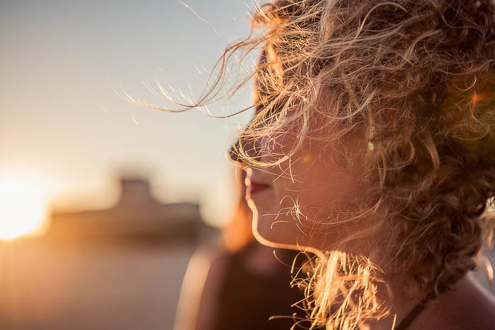 Portrait de femmes, cheveux au vent, à contre-jour avec un superbe soleil couchant.