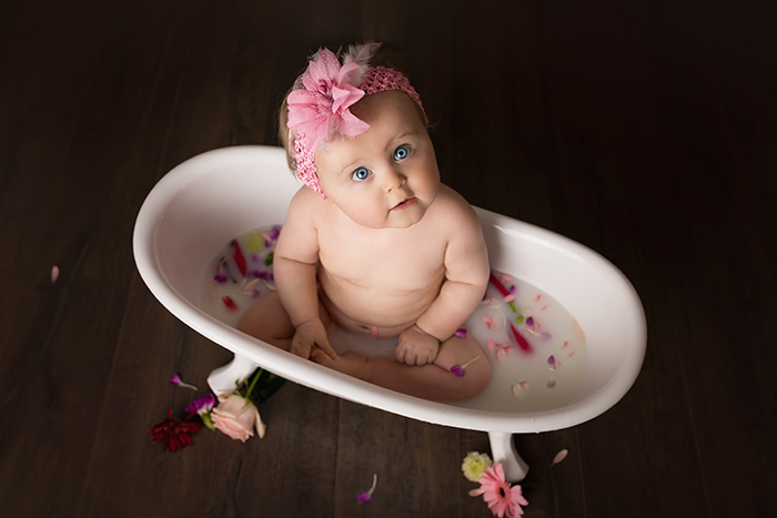 Petite fille dans un petit bain de lait 