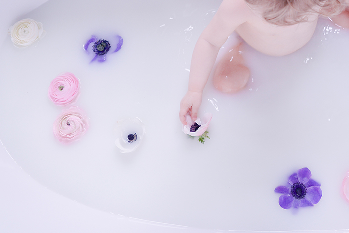 Enfant dans un bain de lait - Par http://mamzellejoe.fr