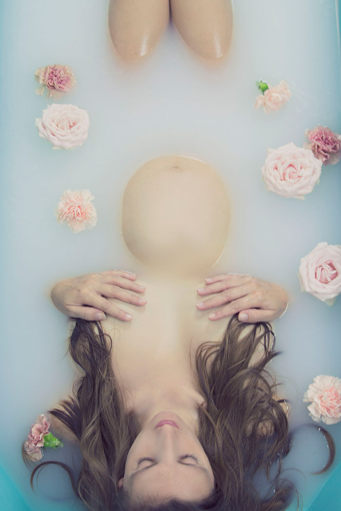 Bain de lait et féminité - une séance photo romantique et sensuelle