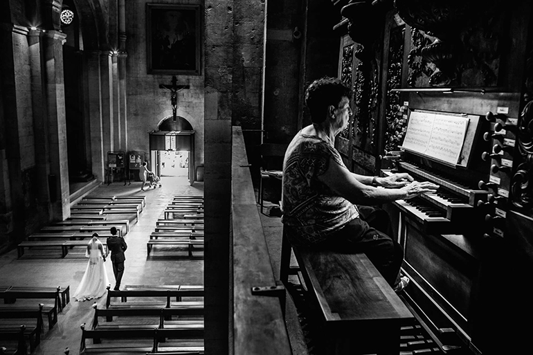 Lorsque les mariés sortent de l'église. Une photo incontournable revissée par William Lambelet.