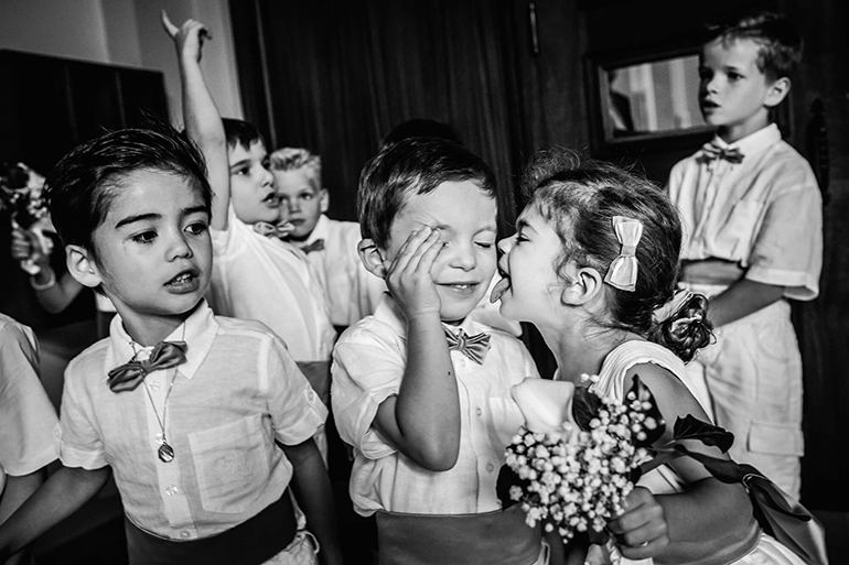 Les enfants et leur naturel durant un mariage. Une belle photo de William Lambelet