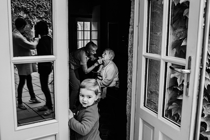 Photo des préparatifs d'un mariage. En noir et blanc.