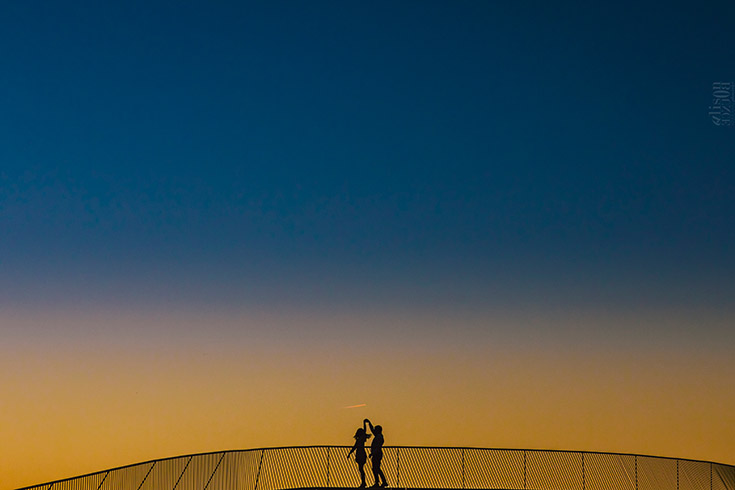 Photo de couple au coucher du soleil. Lumière magnifique.