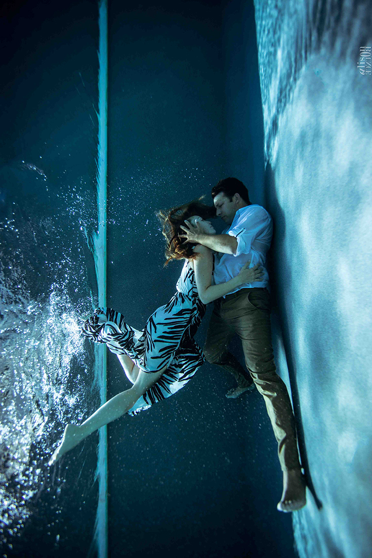 Photographie aquatique, d'un couple s'embrassant sous l'eau (piscine). Par Alison Bounce.