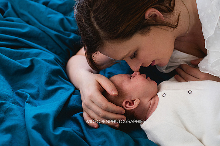 Une maman et son bébé, un moment câlin tout en douceur.