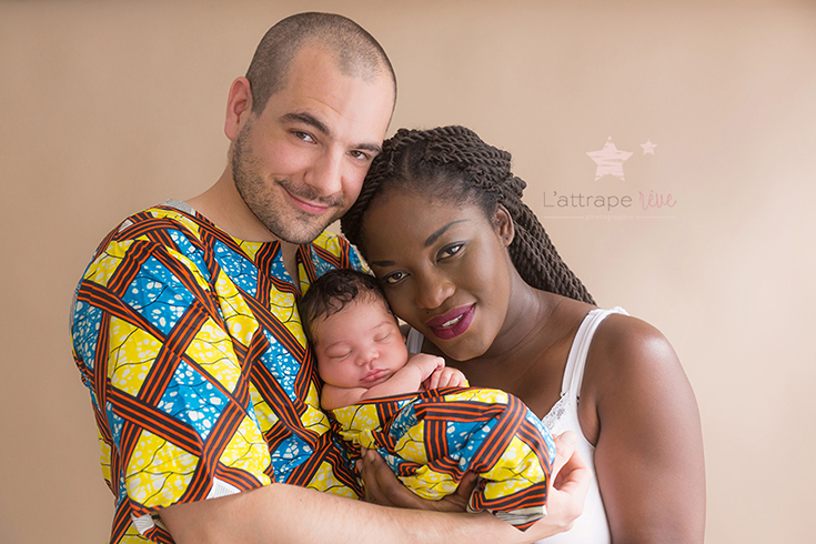 Photo de famille : les parents tiennent leur nouveau-né dans les bras. Une image ethnique et artistique.