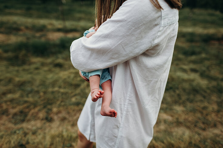 Photo d'une maman tenant son enfant au Quebec.