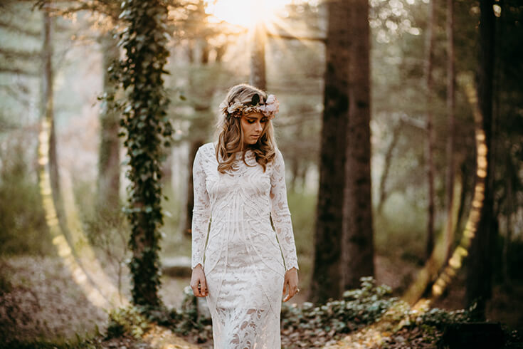 Photographie en contre-jour d'une mariée.