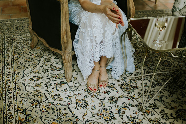 Les pieds d'une mariée en train de se préparer.