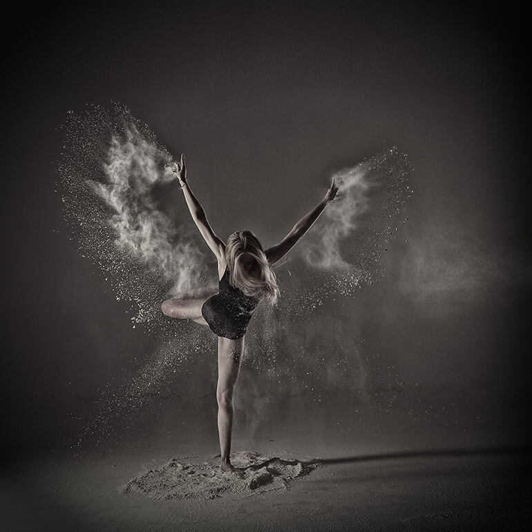 Photo artistique en studio d'une danseuse.