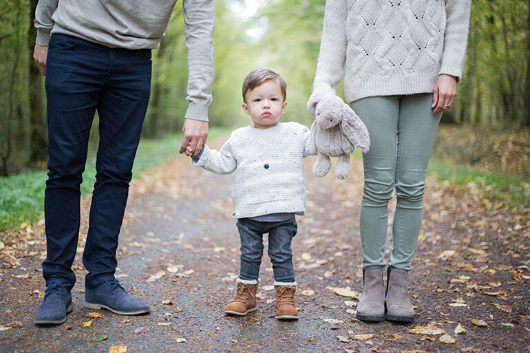 Portrait d'un enfant avec ses parents