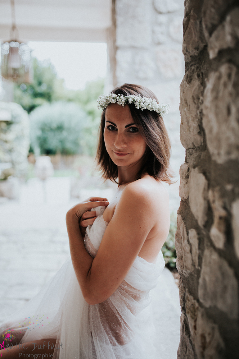 Portrait photo d'une jolie jeune femme vêtue de blanc