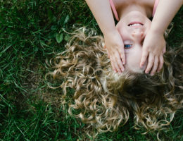 Photographe de famille : ici un portrait d'enfant souriant et heureux !